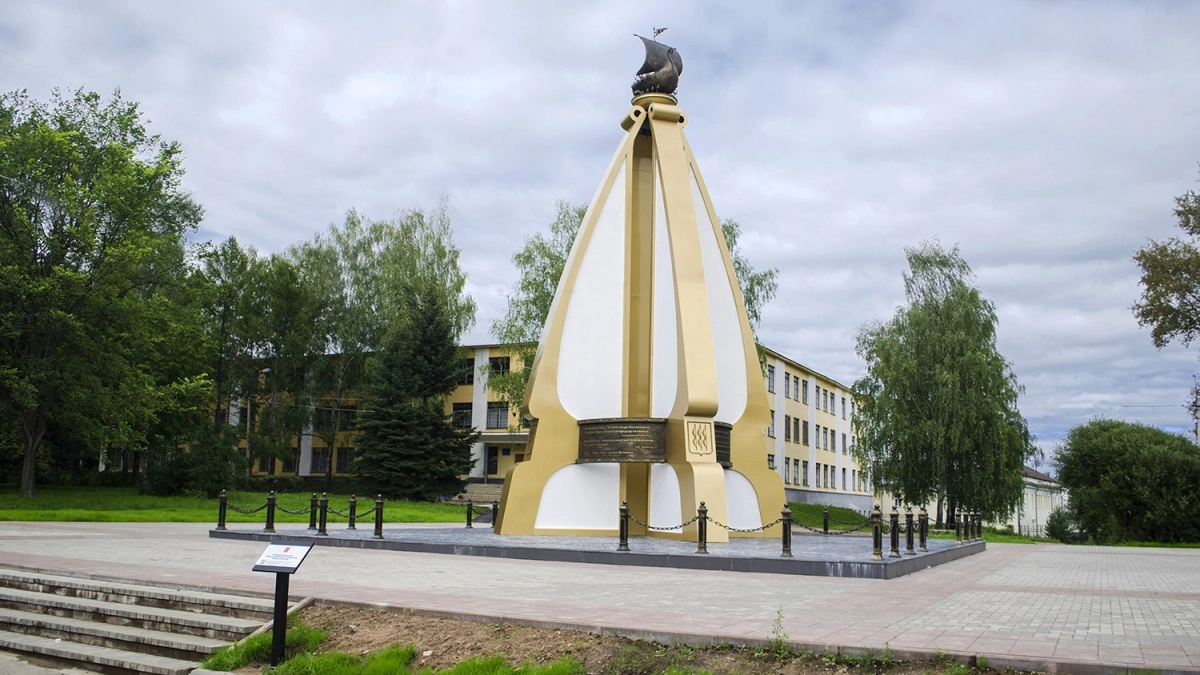 В Великих Луках начали красить памятник «800-летие Великих Лук»