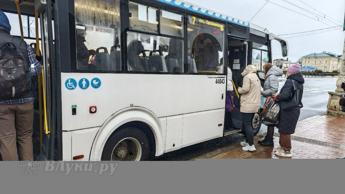 В Пскове сократили рейсы автобуса № 17 из-за нехватки водителей и кондукторов
