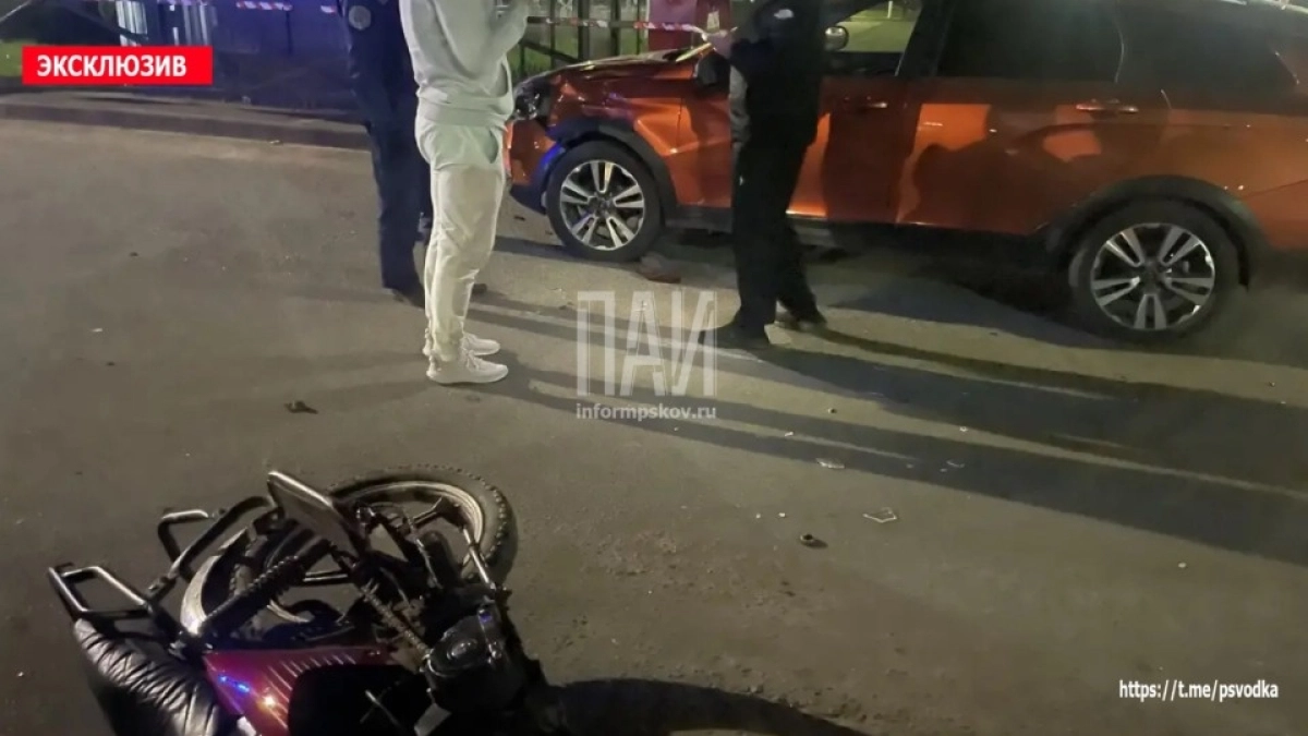 Подросток на мопеде устроил двойное ДТП в Великих Луках и попал в больницу