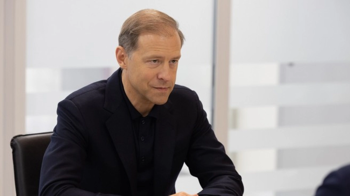 Денис Мантуров посетил промышленные предприятия Псковской области и обсудил обновление автобусного парка