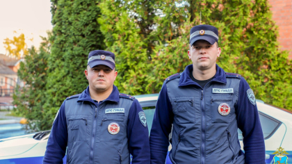 В Псковской области инспекторы ДПС помогли будущему отцу доставить рожавшую жену в роддом