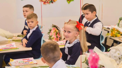 «Кто будет водить детей в школу?»: великолучане не оценили идею начинать уроки позже